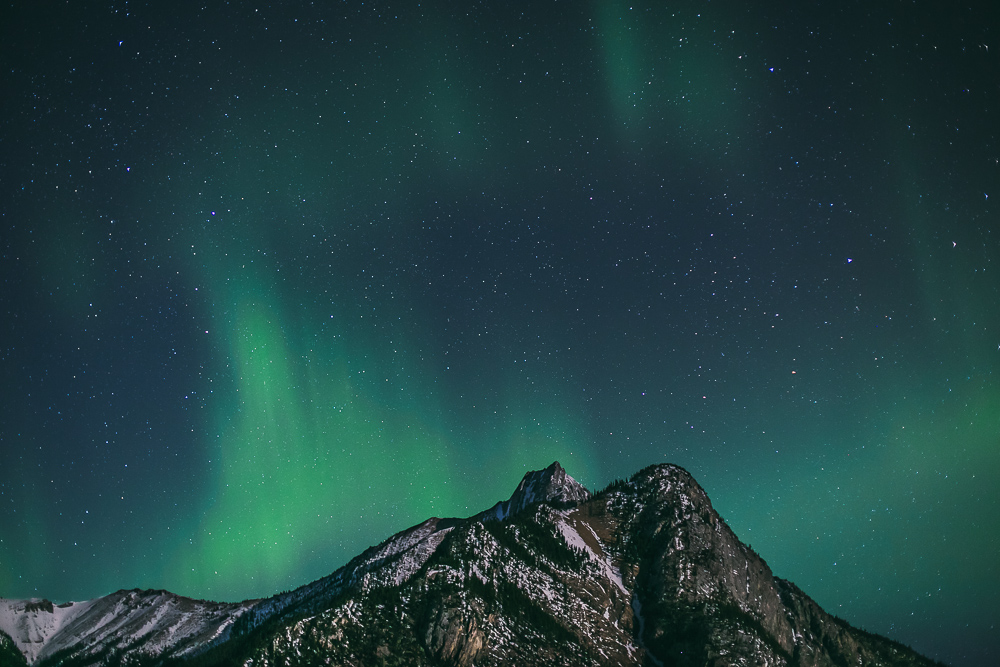 Northern-lights-alberta-canada-banff-rock-mountains-1