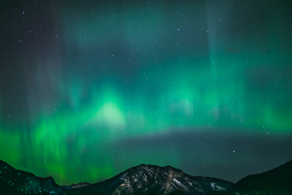 Northern-lights-alberta-canada-banff-rock-mountains-2