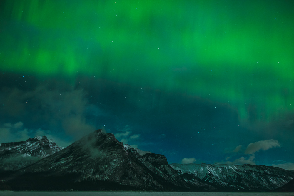 Northern-lights-alberta-canada-banff-rock-mountains-5