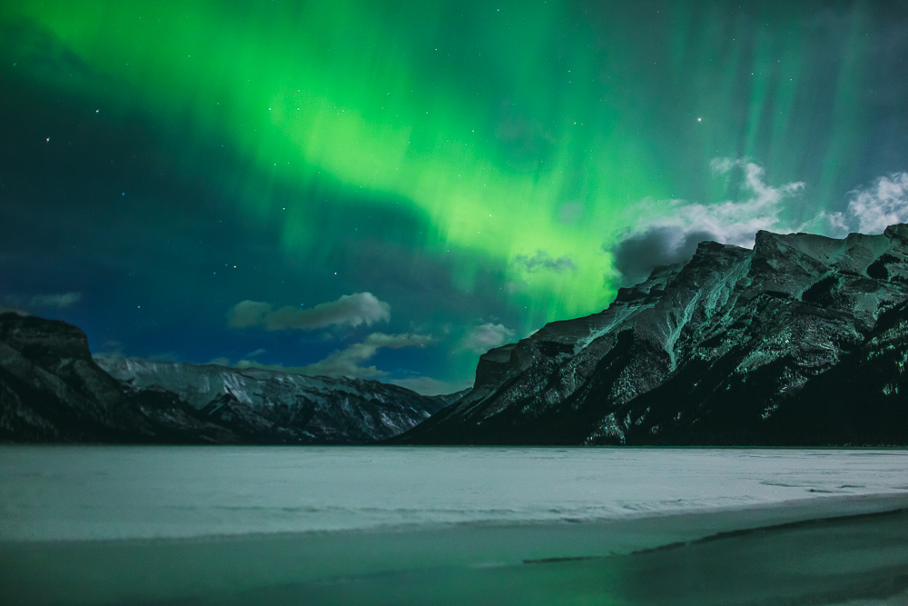 Northern-lights-alberta-canada-banff-rock-mountains-6